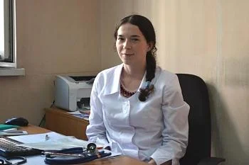 Молодой врач-терапевт трудится в поликлинике вместе с родителями Молодой врач-терапевт трудится в поликлинике вместе с родителями