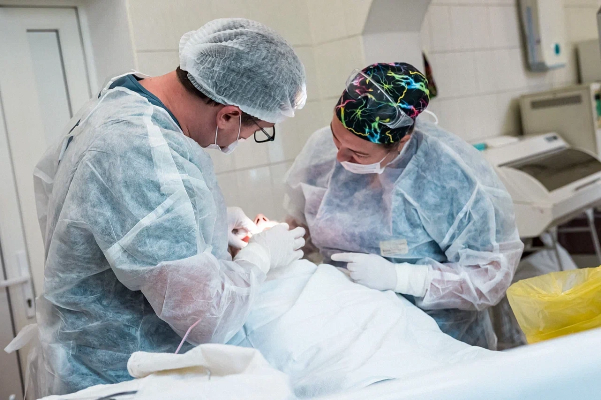 Благодаря пластической операции челюстно-лицевые хирурги областной больницы спасли пациенту зрение