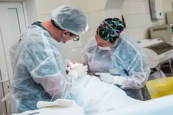 Благодаря пластической операции челюстно-лицевые хирурги областной больницы спасли пациенту зрение